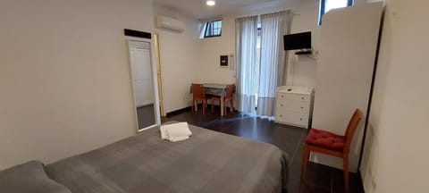Bed, TV and multimedia, Photo of the whole room, Bedroom, internet, towels, air conditioner