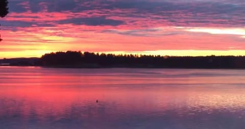 Stunning oceanfront home 4br3b sunrise beachcombing near Bamberton Park Bed and Breakfast in Southern Gulf Islands