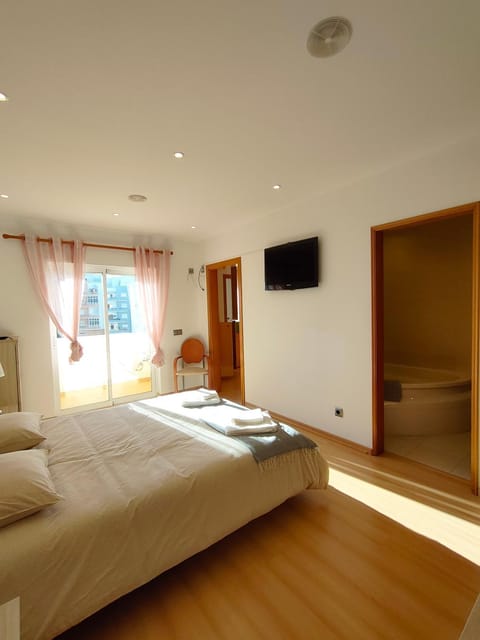 Bed, TV and multimedia, Bedroom, wardrobe