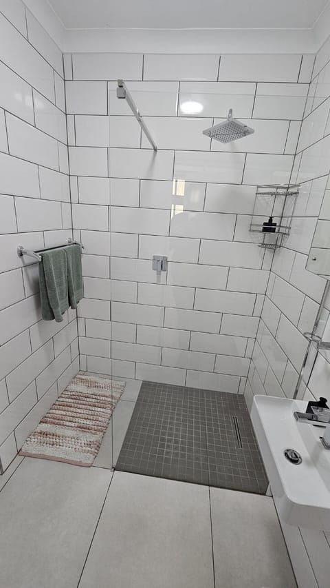 Shower, Bathroom, towels