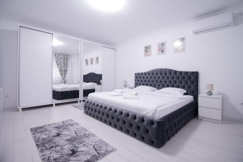 Bed, Living room, Photo of the whole room, Seating area, Bedroom, towels, air conditioner
