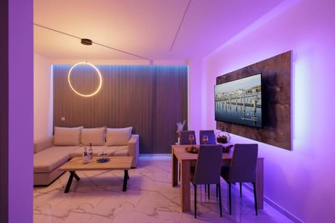 TV and multimedia, Living room, Seating area, Evening entertainment