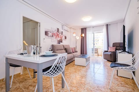 TV and multimedia, Living room, Seating area, Dining area