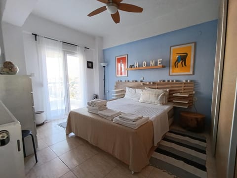 Artsy Family Nest Halkidiki - 1BR Apartment with Balcony in Central Nea Kallikrateia Apartment in Halkidiki