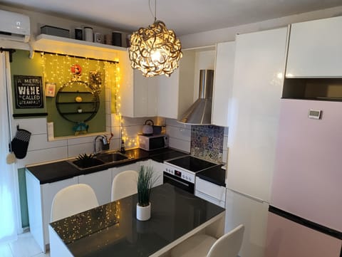 Artsy Family Nest Halkidiki - 1BR Apartment with Balcony in Central Nea Kallikrateia Apartment in Halkidiki