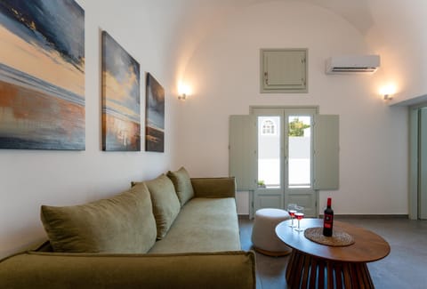 TV and multimedia, Seating area, air conditioner