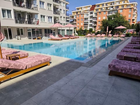 Property building, Day, Pool view, Swimming pool, sunbed