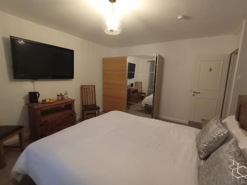 The Paddock Side Bed and Breakfast in East Staffordshire District