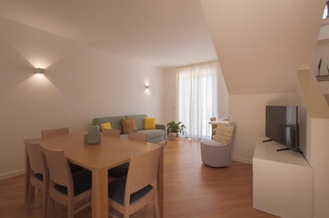 TV and multimedia, Living room, Seating area, Dining area