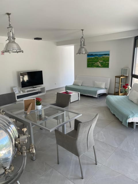 TV and multimedia, Living room, Seating area, Dining area