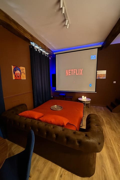 Communal lounge/ TV room, TV and multimedia, Living room, Evening entertainment