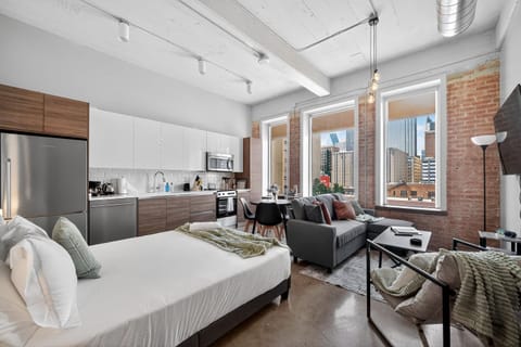Bed, Kitchen or kitchenette, Living room, Photo of the whole room, Seating area