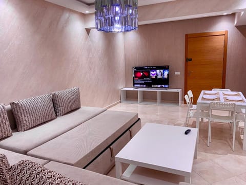 Communal lounge/ TV room, Living room, Seating area, Dining area, Evening entertainment