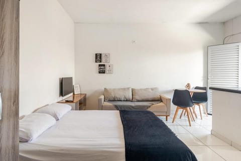 Bed, TV and multimedia, Living room, Photo of the whole room, Seating area, Bedroom