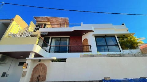 Property building, Day, Balcony/Terrace