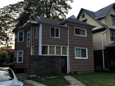 Grand Bella Niagara 5BR 2BATH Close to Falls House in Niagara Falls