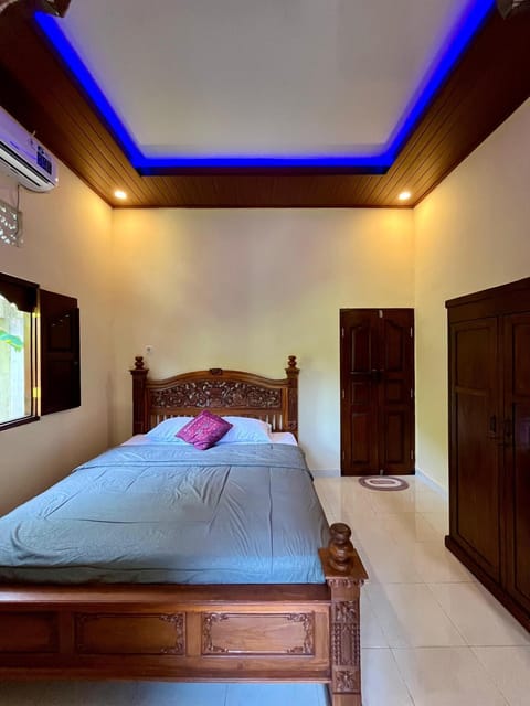 Bed, Bedroom, wardrobe, air conditioner