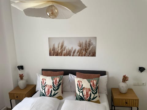 Bed, Photo of the whole room, Decorative detail, Bedroom