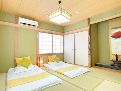 Photo of the whole room, air conditioner