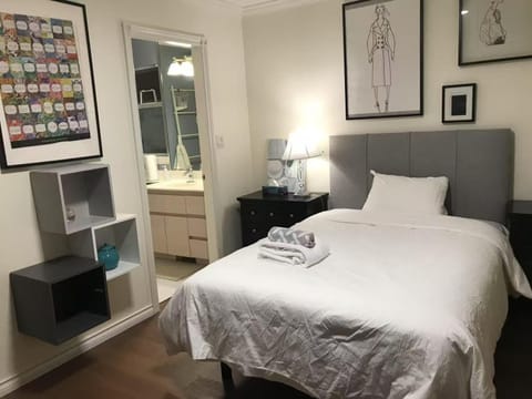 Bed, Bedroom, towels