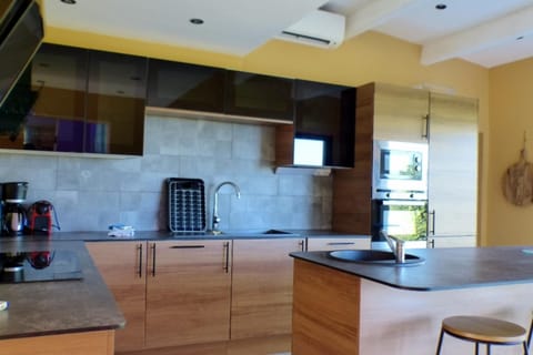 Sunny house with garden and private pool House in French Riviera