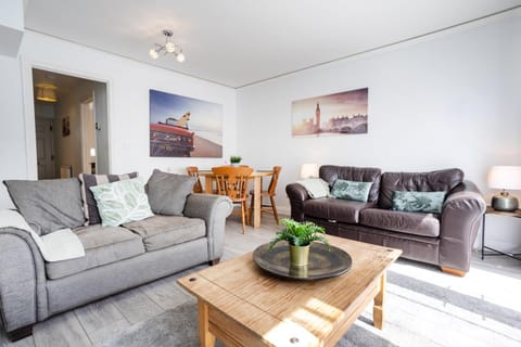 Courtsknap Contractors Sleeps 9 Free Parking WiFi House in Swindon