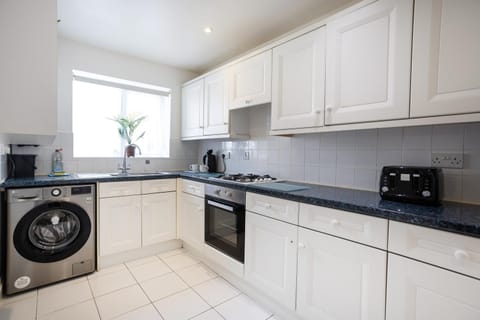 Courtsknap Contractors Sleeps 9 Free Parking WiFi House in Swindon