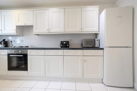 Courtsknap Contractors Sleeps 9 Free Parking WiFi House in Swindon