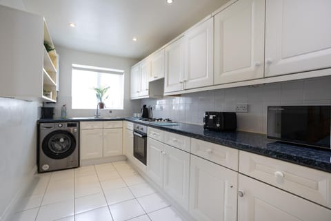 Courtsknap Contractors Sleeps 9 Free Parking WiFi House in Swindon