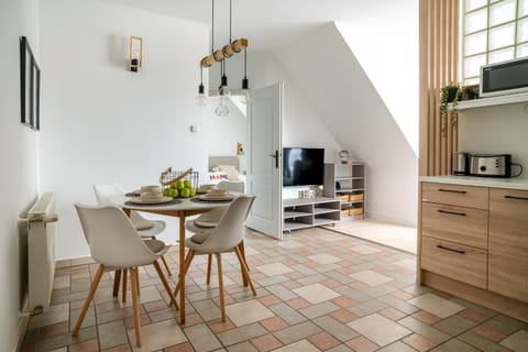 TV and multimedia, Coffee/tea facilities, Kitchen or kitchenette, Living room, Seating area, Dining area, minibar, oven, pet friendly, stove, toaster