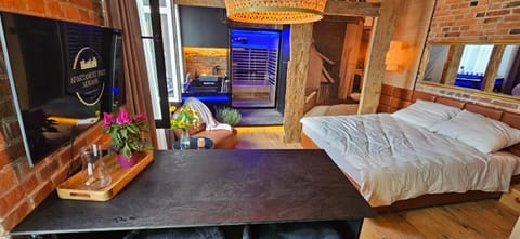 TV and multimedia, Living room, Seating area, Bedroom