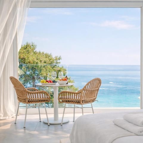 Patio, Day, Natural landscape, View (from property/room), Balcony/Terrace, Living room, Seating area, Dining area, Beach, Pool view, Sea view, Swimming pool, sunbed
