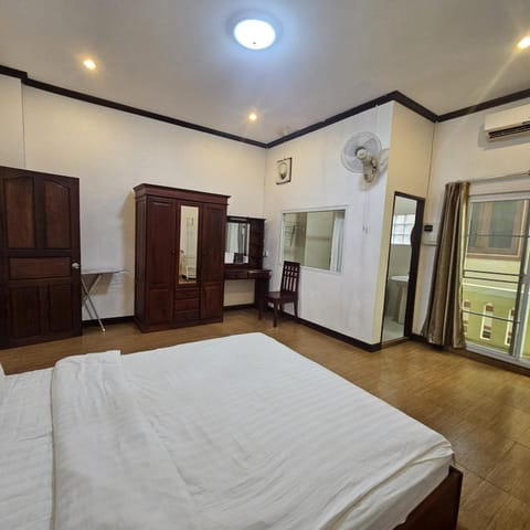 Bed, Photo of the whole room, Bedroom, wardrobe, air conditioner