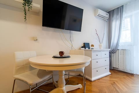 TV and multimedia, Seating area, air conditioner