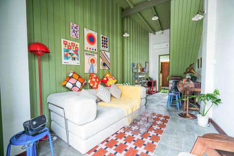 Restaurant/places to eat, Game Room, Living room, Photo of the whole room, Seating area