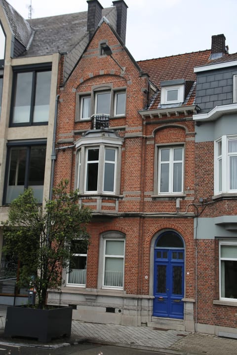 Property building, Facade/entrance, Day
