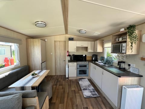 Kitchen or kitchenette, Seating area, Dining area, oven