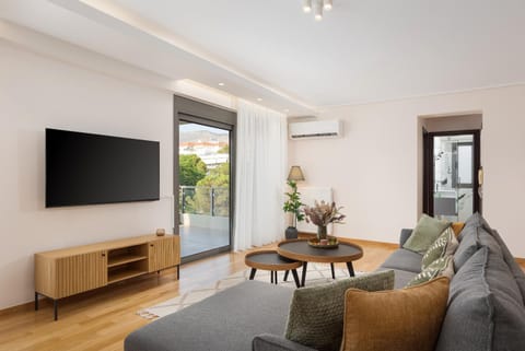 TV and multimedia, Living room, Seating area, air conditioner