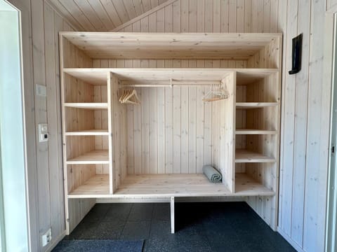 Facade/entrance, wardrobe