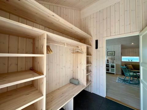 Facade/entrance, wardrobe