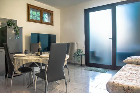 Bed, Living room, Photo of the whole room, Seating area, Dining area