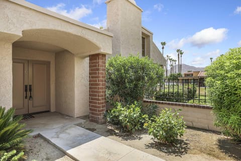 Spacious Single-Story Condo with Golf Course Views House in Cathedral City