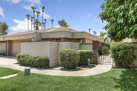 Spacious Single-Story Condo with Golf Course Views House in Cathedral City