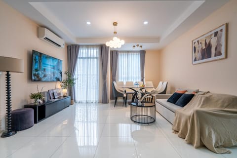Communal lounge/ TV room, TV and multimedia, Living room, Seating area, Evening entertainment, air conditioner