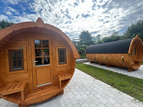 Schlaf-Fässer am Campingplatz Lienheim Campground/ 
RV Resort in Schaffhausen, Switzerland