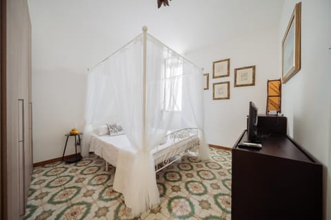 Bed, Photo of the whole room, towels
