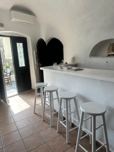 Lava On the Cliff Apartment in Thera