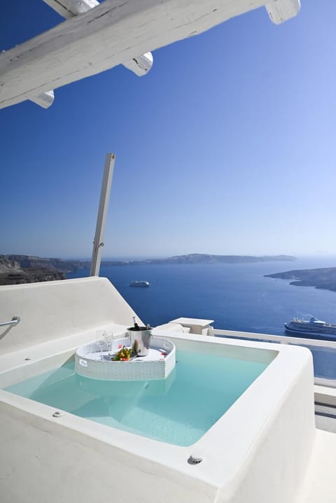 Lava On the Cliff Apartment in Thera