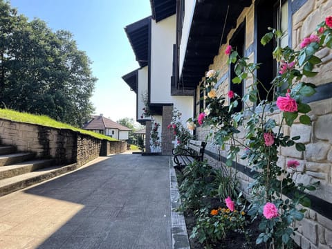 Property building, Spring, Day, Garden, Garden view