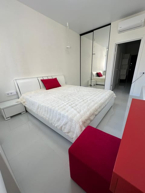 Bed, Photo of the whole room, Bedroom, wardrobe, air conditioner